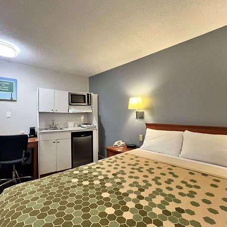 Econo Lodge Motel Village YYC Kültér fotó