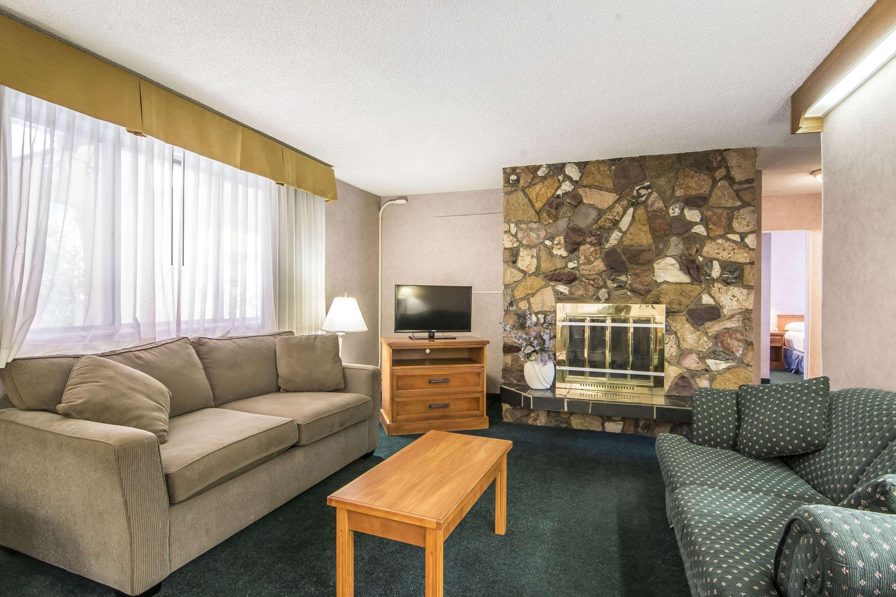 Econo Lodge Motel Village YYC Kültér fotó