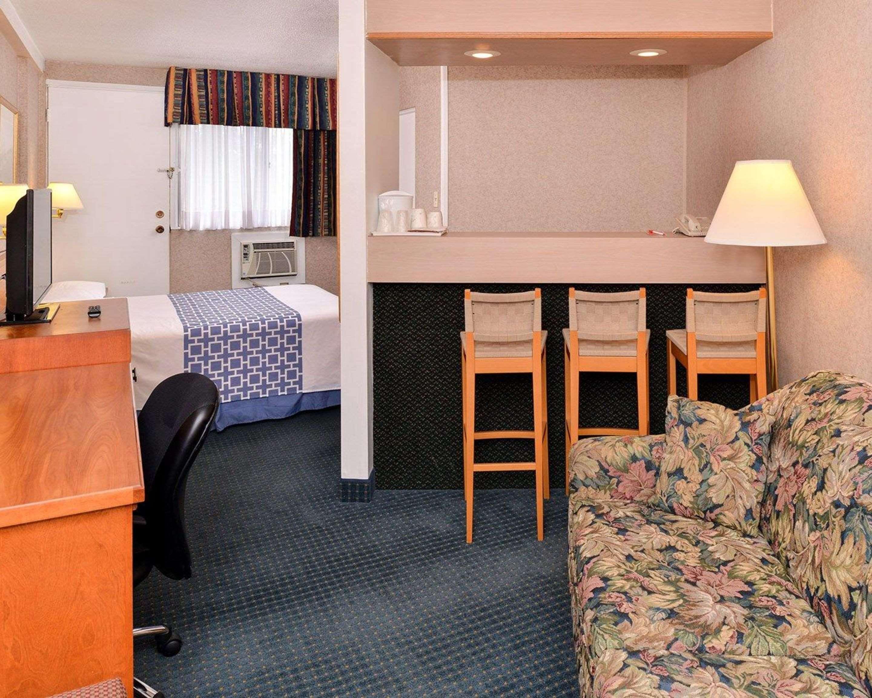 Econo Lodge Motel Village YYC Kültér fotó