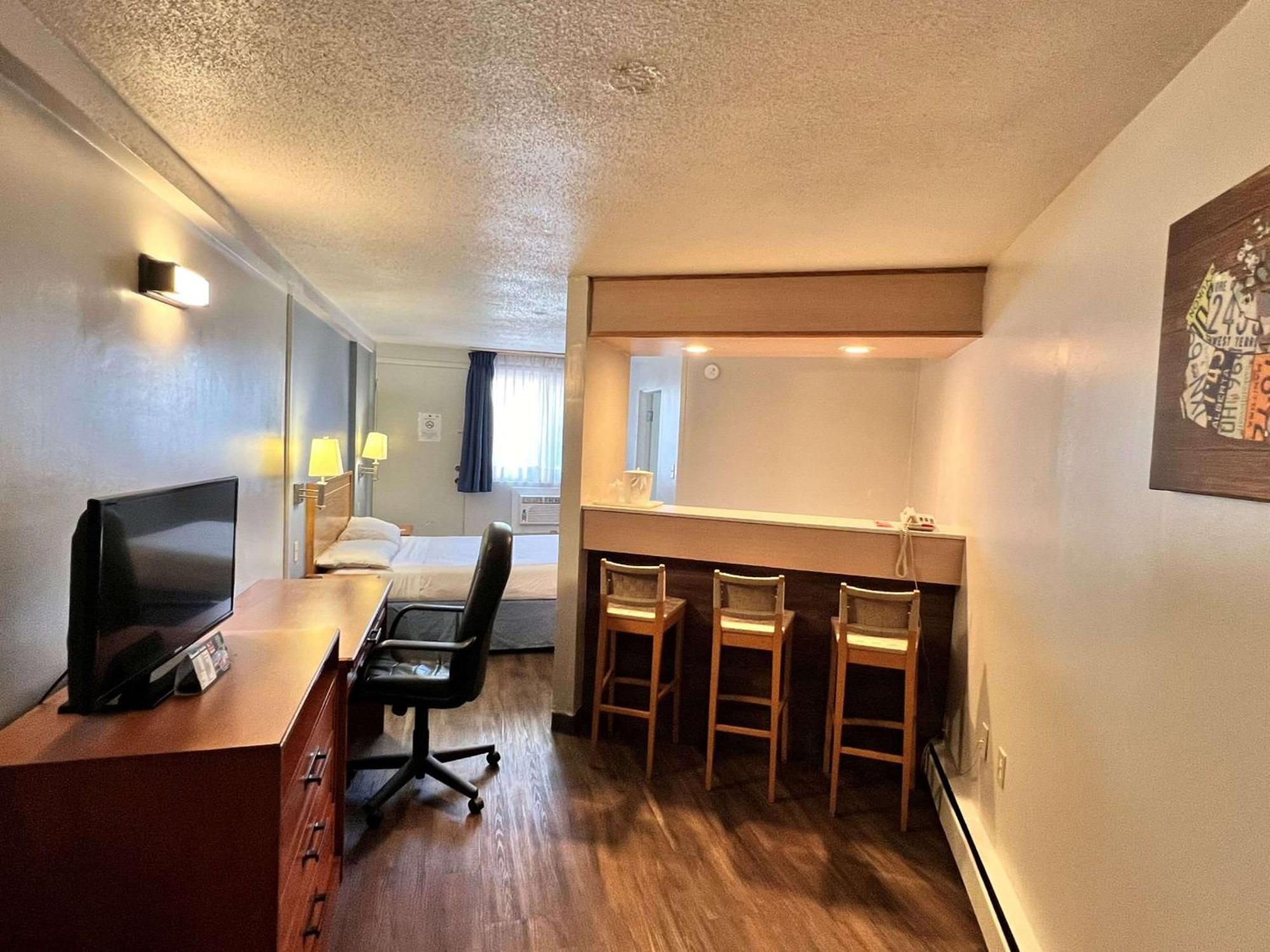 Econo Lodge Motel Village YYC Kültér fotó