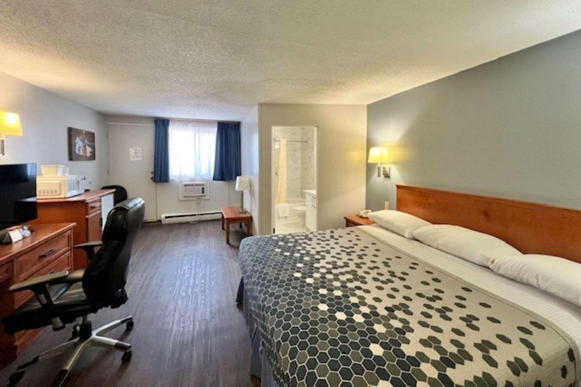 Econo Lodge Motel Village YYC Kültér fotó