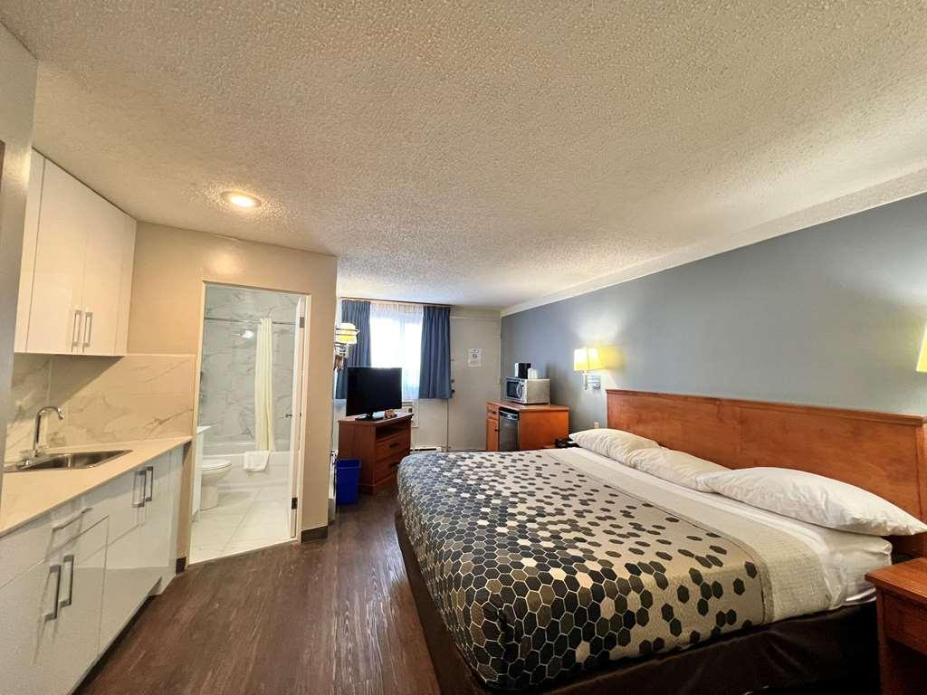 Econo Lodge Motel Village YYC Szoba fotó